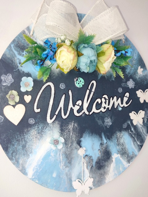 Zawieszka "Welcome" granatowo-niebieska z kokardą i kwiatami